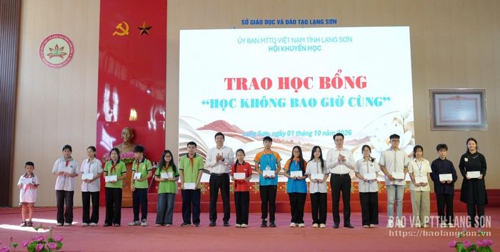 Đồng chí Trần Quân, Ủy viên dự khuyết Trung ương Đảng, Phó Bí thư Thường trực Tỉnh ủy và đồng chí Vũ Hoàng Anh, Phó Bí thư Tỉnh ủy, Chủ tịch Ủy ban MTTQ Việt Nam tỉnh trao học bổng cho học sinh có hoàn cảnh khó khăn vươn lên trong học tập