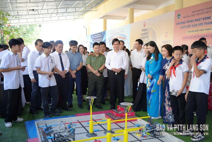 Các đại biểu tham quan gian hàng trưng bày các sản phẩm về STEM Robotics và sản phẩm khoa học - công nghệ của các trường trên địa bàn tỉnh