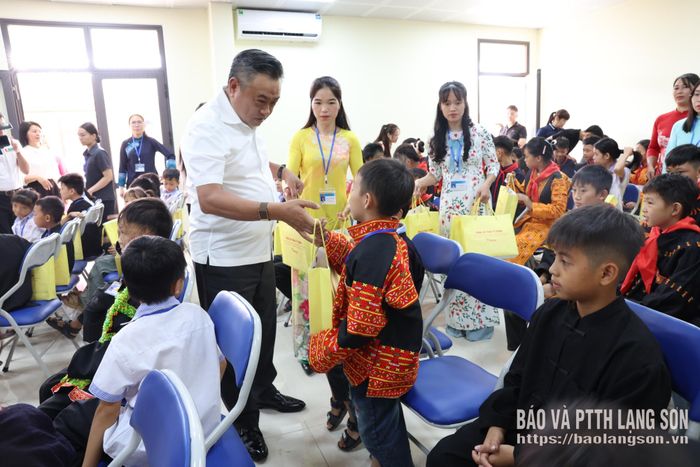 Đồng chí Chủ nhiệm UBKT Trung ương tặng quà học sinh nhà trường