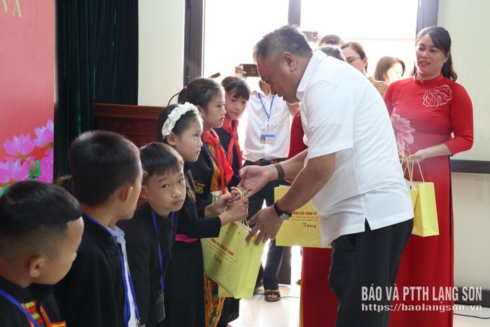 Đồng chí Chủ nhiệm UBKT Trung ương tặng quà học sinh nhà trường