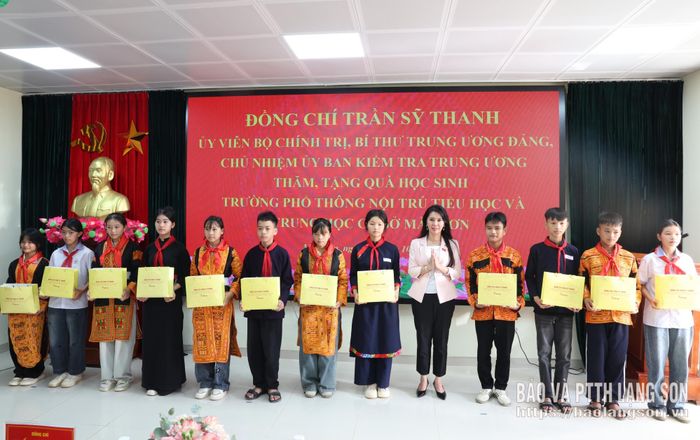 Đồng chí Đoàn Thu Hà, Phó Bí thư Tỉnh ủy, Trưởng Đoàn đại biểu Quốc hội tỉnh tặng quà học sinh Trường Phổ thông nội trú Tiểu học và THCS Mẫu Sơn