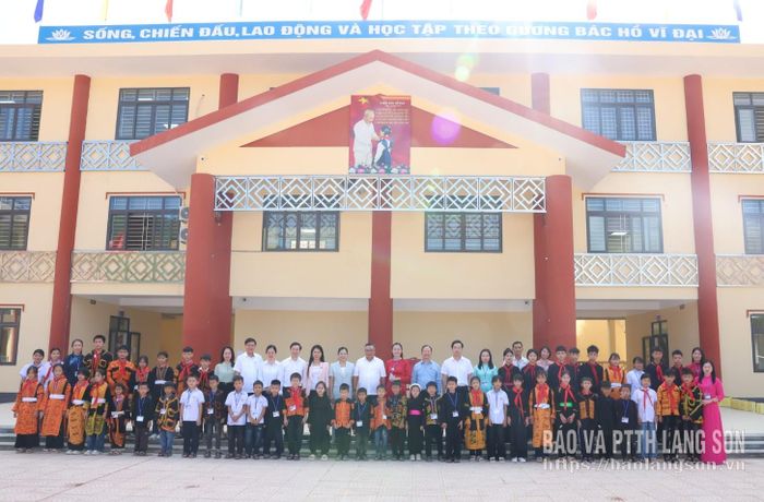 Các đại biểu chụp ảnh lưu niệm cùng thầy và trò nhà trường
