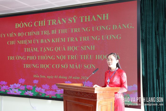 Lãnh đạo Trường Phổ thông nội trú Tiểu học và THCS Mẫu Sơn báo cáo tình hình hoạt động của nhà trường với đoàn công tác