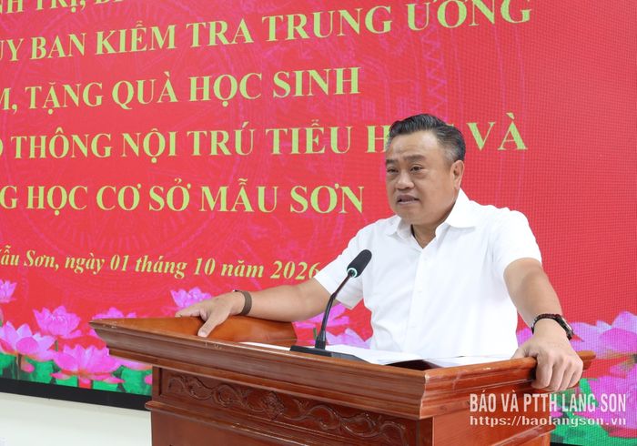 Đồng chí Trần Sỹ Thanh, Ủy viên Bộ Chính trị, Bí thư Trung ương Đảng, Chủ nhiệm UBKT Trung ương, đại biểu Quốc hội khoá XVI tỉnh Lạng Sơn phát biểu tại chương trình