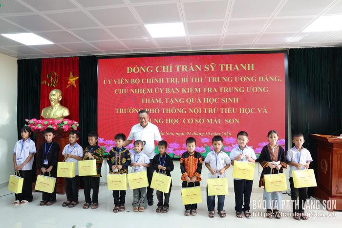 Học sinh Trường Phổ thông nội trú Tiểu học và THCS Mẫu Sơn nhận quà tại chương trình