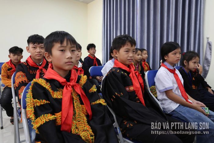 Học sinh Trường Phổ thông nội trú Tiểu học và THCS Mẫu Sơn tham dự chương trình