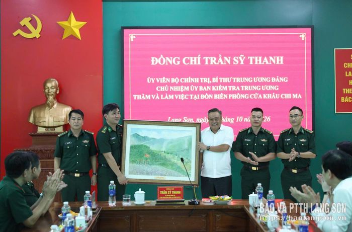 Đồng chí Chủ nhiệm UBKT Trung ương trao tặng quà cho đại diện Đồn Biên phòng Cửa khẩu Chi Ma