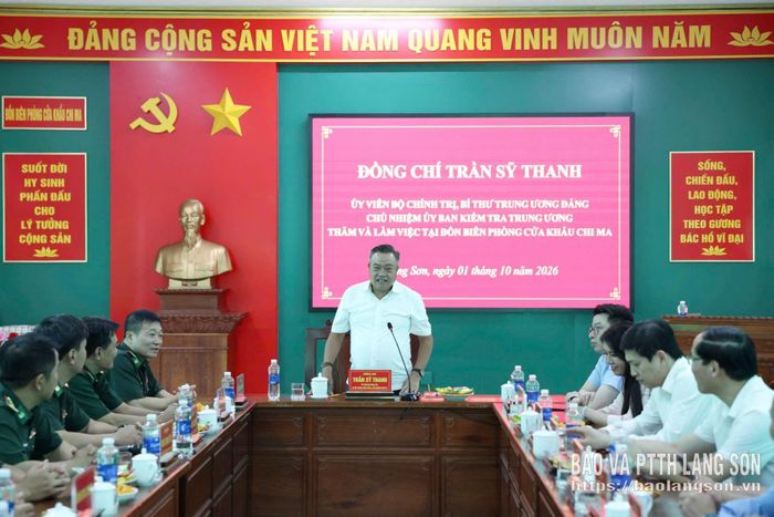 Đồng chí Trần Sỹ Thanh, Ủy viên Bộ Chính trị, Bí thư Trung ương Đảng, Chủ nhiệm UBKT Trung ương, đại biểu Quốc hội khóa XVI tỉnh Lạng Sơn phát biểu tại chương trình thăm, tặng quà