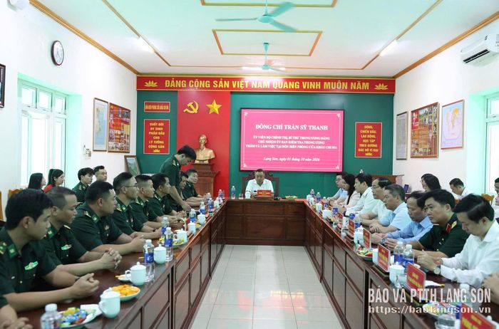 Lãnh đạo Đồn Biên phòng Cửa khẩu Chi Ma báo cáo tóm tắt tình hình, kết quả hoạt động trong 9 tháng đầu năm của đơn vị