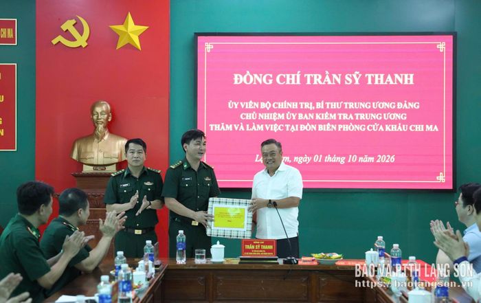 Đồng chí Chủ nhiệm UBKT Trung ương trao tặng quà cho đại diện Đồn Biên phòng Cửa khẩu Chi Ma