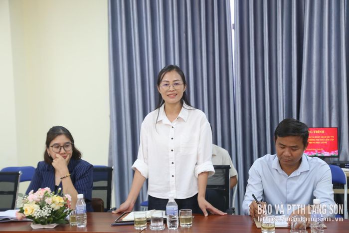 Phó hiệu trưởng phụ trách Trường Phổ thông nội trú liên cấp TH&THCS Mẫu Sơn báo cáo tình hình triển khai hoạt động giáo dục của nhà trường