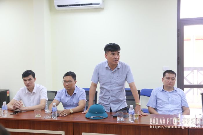 Lãnh đạo Sở Nội vụ, thành viên đoàn giám sát trao đổi, làm rõ các nội dung cần thẩm tra, xác minh với nhà trường