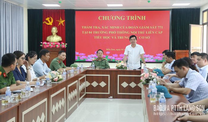 Lãnh đạo Ban Văn hóa - Xã hội HĐND tỉnh, Phó Trưởng đoàn giám sát phát biểu trao đổi tại buổi thẩm tra, xác minh