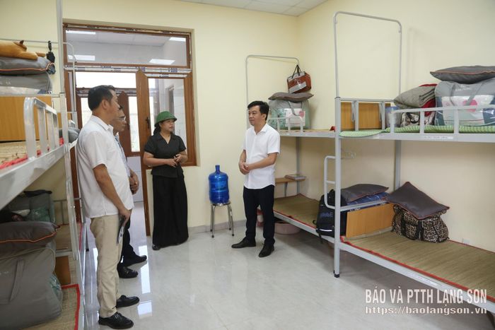 Đoàn giám sát thẩm tra, xác minh điều kiện cơ sở vật chất phòng ở nội trú tại Trường Phổ thông nội trú liên cấp TH&THCS Kiên Mộc
