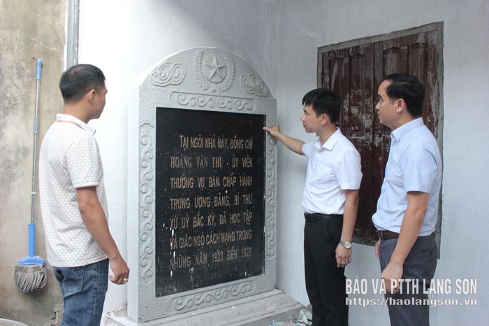 Đại diện nhà thầu báo cáo tình hình thực hiện dự án bảo quản, tu bổ di tích Nhà số 8 phố Kỳ Lừa (Nhà lưu niệm đồng chí Hoàng Văn Thụ)