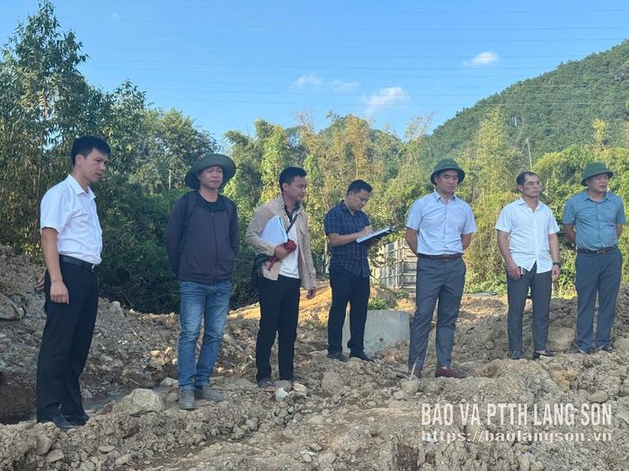 Lãnh đạo Đảng ủy phường Kỳ Lừa và đoàn công tác kiểm khảo sát hạng mục cầu thuộc dự án Cải tạo, nâng cấp đường từ quốc lộ 4B vào khối Nà Bó, phường Kỳ Lừa 