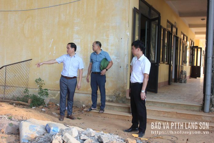 Lãnh đạo Đảng ủy phường Kỳ Lừa kiểm tra dự án sửa chữa, cải tạo cơ sở hạ tầng thiệt hại do bão đối với Trường THCS Cao Lộc