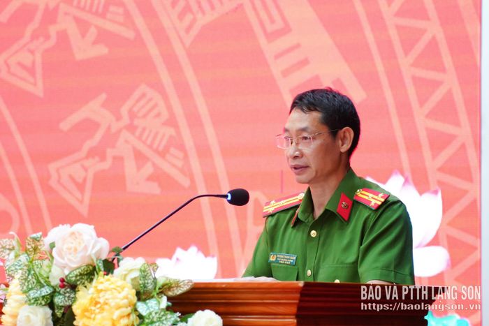 Lãnh đạo Phòng Cảnh sát PCCC và CNCH tỉnh phát biểu tại buổi lễ