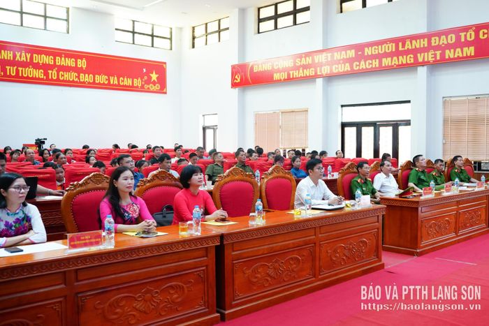 Các đại biểu dự lễ ra mắt trung tâm