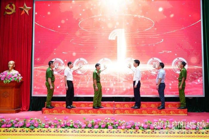 Các đại biểu thực hiện nghi thức nhấn nút khởi động Trung tâm Học tập cộng đồng về PCCC và CNCH trực thuộc Trung tâm Học tập cộng đồng xã Chi Lăng