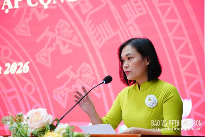 Lãnh đạo Phòng Văn hóa - Xã hội, UBND xã Chi Lăng công bố Quyết định thành lập trung tâm