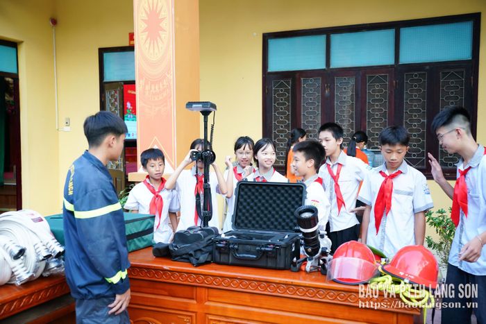 Các em học sinh trải nghiệm thiết bị cứu nạn cứu hộ trong chương trình