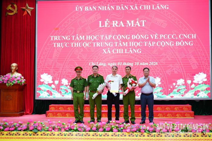 Các đại biểu trao quyết định và tặng hoa chúc mừng ra mắt trung tâm