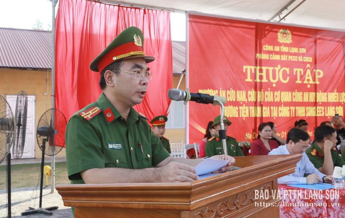 Lãnh đạo Phòng Cảnh sát PCCC và CNCH, Công an tỉnh phát biểu rút kinh nghiệm sau buổi thực tập