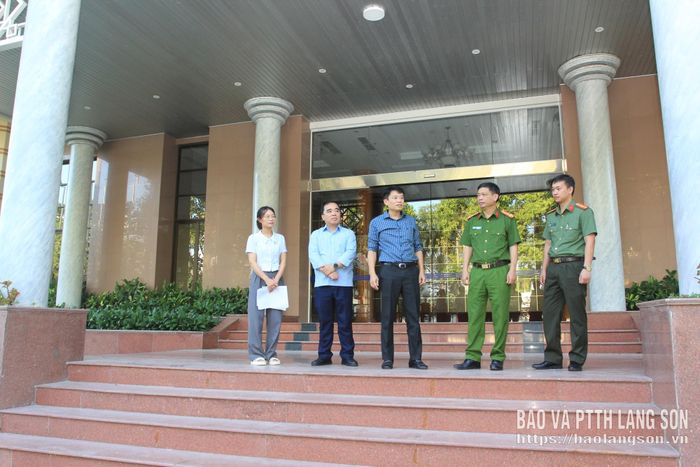 Các đại biểu khảo sát tại địa điểm tổ chức ngày hội