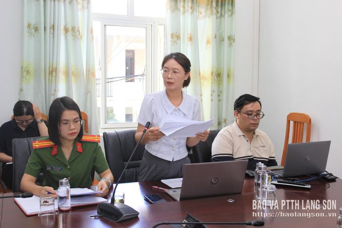 Đại diện Phòng Chuyển đổi số, Sở KH&CN trình bày kế hoạch tổ chức Ngày hội toàn dân học tập số và tổng kết, trao giải Cuộc thi “Công dân số xứ Lạng” năm 2026