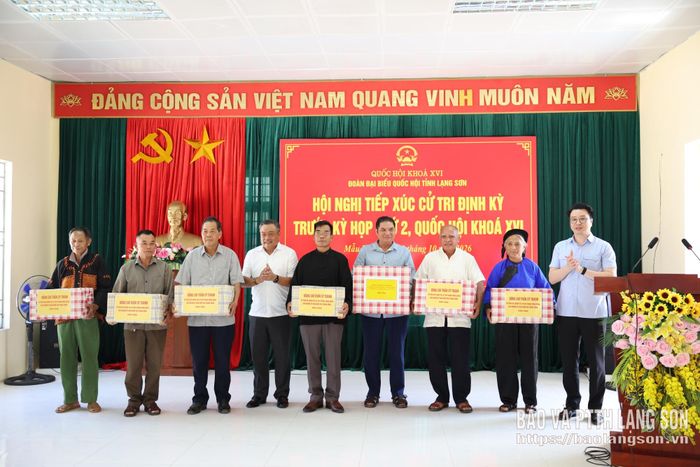 Đồng chí Chủ nhiệm UBKT Trung ương và đồng chí Phó Bí thư Thường trực Tỉnh ủy tặng quà đại diện hội người cao tuổi 7 xã dự hội nghị tiếp xúc cử tri