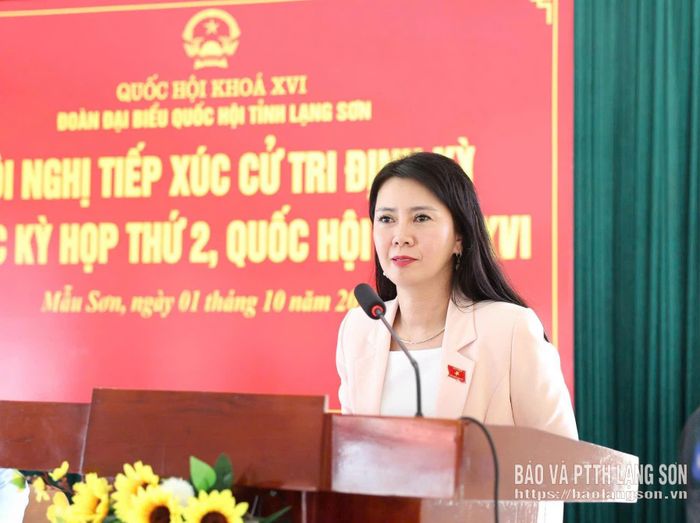 Đồng chí Đoàn Thu Hà, Phó Bí thư Tỉnh ủy, Ủy viên Ủy ban Kinh tế và Tài chính của Quốc hội, Trưởng Đoàn đại biểu Quốc hội tỉnh phát biểu tại hội nghị