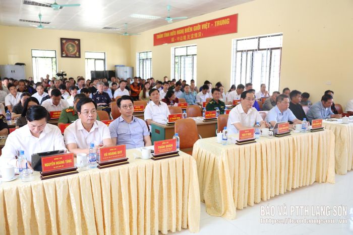 Các đại biểu dự hội nghị tiếp xúc cử tri