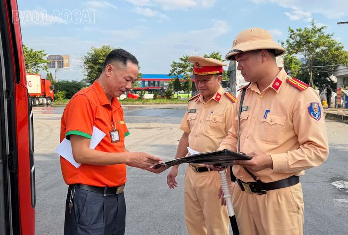 Yêu cầu lái xe ký cam kết tuân thủ nghiêm các quy định của pháp luật khi điều khiển phương tiện tham gia giao thông.
