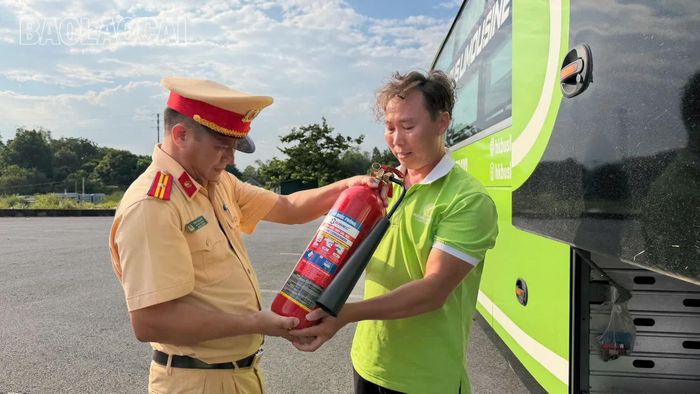 Qua kiểm tra cho thấy các xe đều được trang bị bình chữa cháy còn hạn sử dụng.