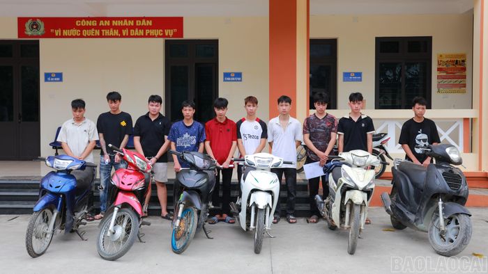 Các đối tượng cùng tang vật tại cơ quan công an.