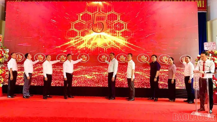 Lãnh đạo tỉnh, ngành, địa phương thực hiện nghi thức ấn nút điện tử ra mắt mô hình "thôn số" đầu tiên của tỉnh Lào Cai tại xã Bát Xát.
