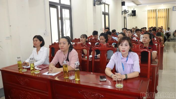 Các đại biểu dự lớp bồi dưỡng kiến thức, nghiệp vụ cho các trưởng thôn, tổ trưởng tổ dân phố.