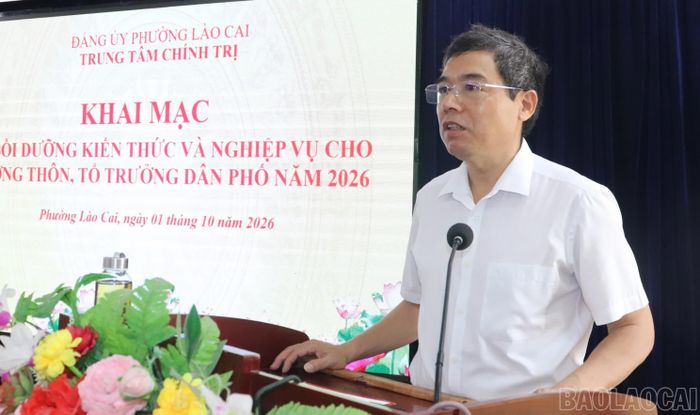 Đồng chí Trần Văn Thiện - Phó Bí thư Thường trực Đảng ủy phường Lào Cai phát biểu khai mạc lớp bồi dưỡng kiến thức, nghiệp vụ cho các trưởng thôn, tổ trưởng tổ dân phố.