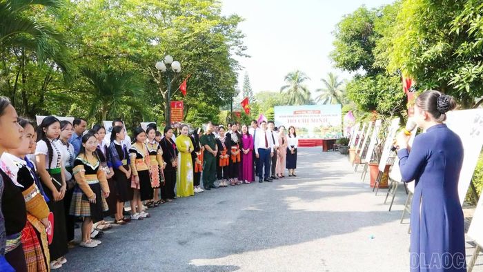 Các đại biểu và đông đảo người dân nghe thuyết minh tại triển lãm.
