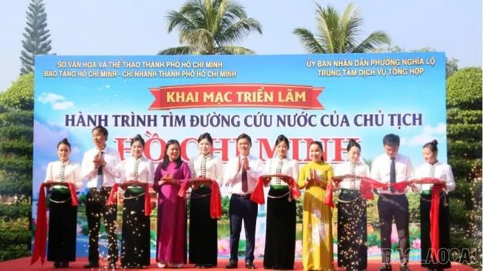 Các đại biểu cắt băng khánh thành triển lãm chuyên đề “Hành trình tìm đường cứu nước của Chủ tịch Hồ Chí Minh”.