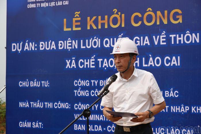 Giám đốc Công ty Điện lực Lào Cai Nguyễn Anh Tuấn phát biểu tại Lễ khởi công Dự án "Đưa điện lưới quốc gia về thôn tại thôn Nả Háng, xã Chế Tạo".