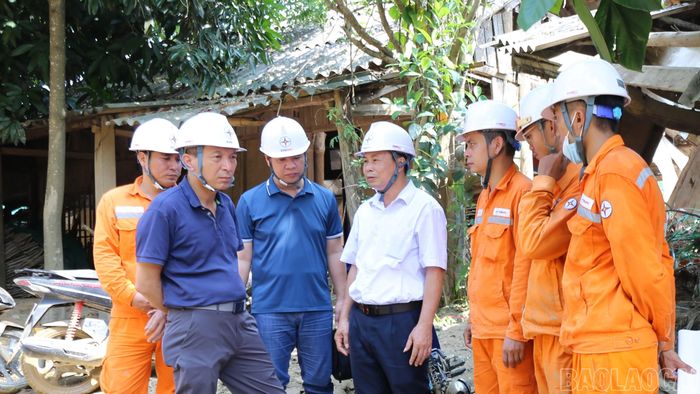 Giám đốc Công ty Điện lực Lào Cai Nguyễn Anh Tuấn cùng đoàn công tác trực tiếp có mặt tại hiện trường thăm hỏi và động viên nhân viên khắc phục sự cố lưới điện sau hoàn lưu bão Yagi.