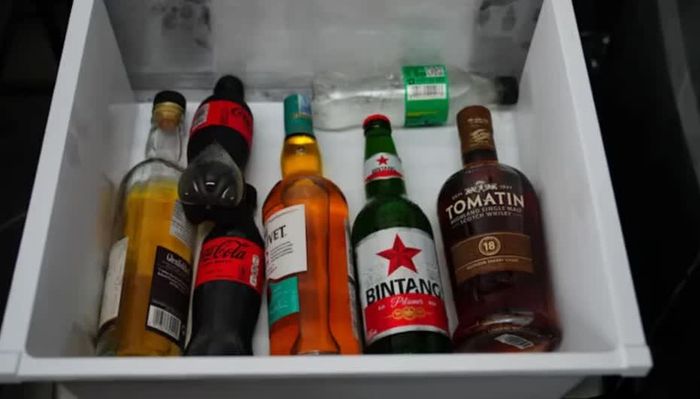 Bia, whisky và các loại rượu khác được tìm thấy tại hiện trường. (Ảnh: AP)