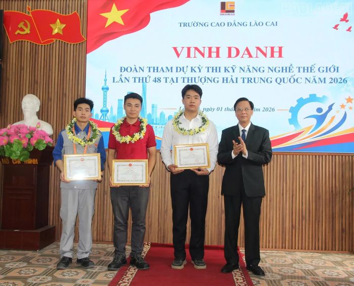 Trường Cao đẳng Lào Cai khen thưởng các thành viên đoàn tham dự Kỳ thi Kỹ năng nghề thế giới lần thứ 48.