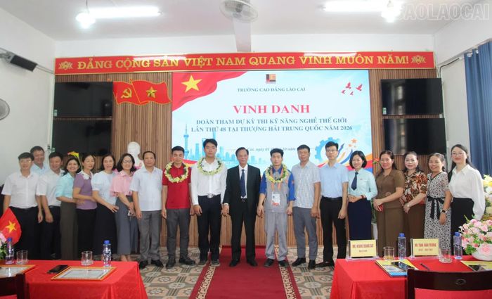 Lãnh đạo nhà trường, đại diện các khoa, phòng chụp ảnh lưu niệm với các thành viên đoàn tham dự Kỳ thi Kỹ năng nghề thế giới lần thứ 48.