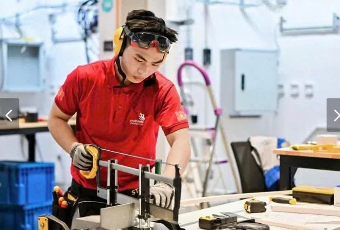 Thí sinh Đặng Văn Vị thi tài ở nội dung nghề lắp đặt điện.