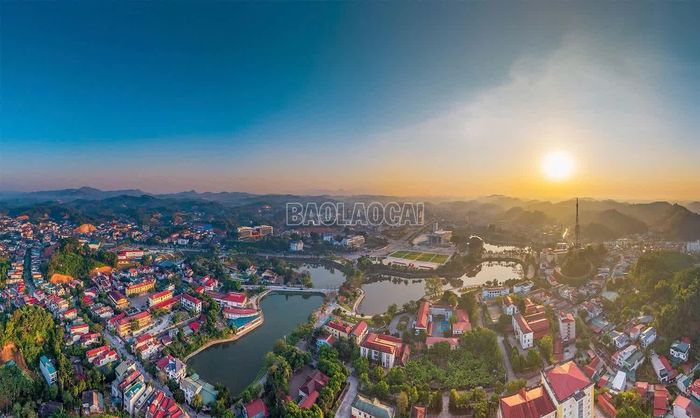 "Rừng trong phố" tạo nên không gian xanh, sạch, đẹp tại phường Yên Bái, trung tâm hành chính tỉnh Lào Cai. Ảnh: Ngọc Bằng