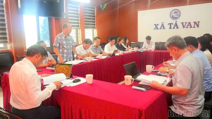 Đồng chí Trần Xuân Trường - Ủy viên Ban Thường vụ Đảng ủy, Phó Chủ tịch UBND xã Tả Van báo cáo kết quả thực hiện và đề xuất một số kiến nghị với đoàn giám sát.
