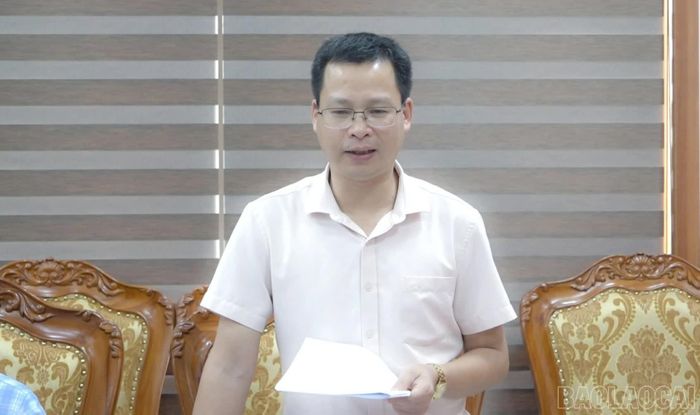 Lãnh đạo xã Mậu A báo cáo tình hình sắp xếp và vận hành các cơ sở giáo dục trên địa bàn.